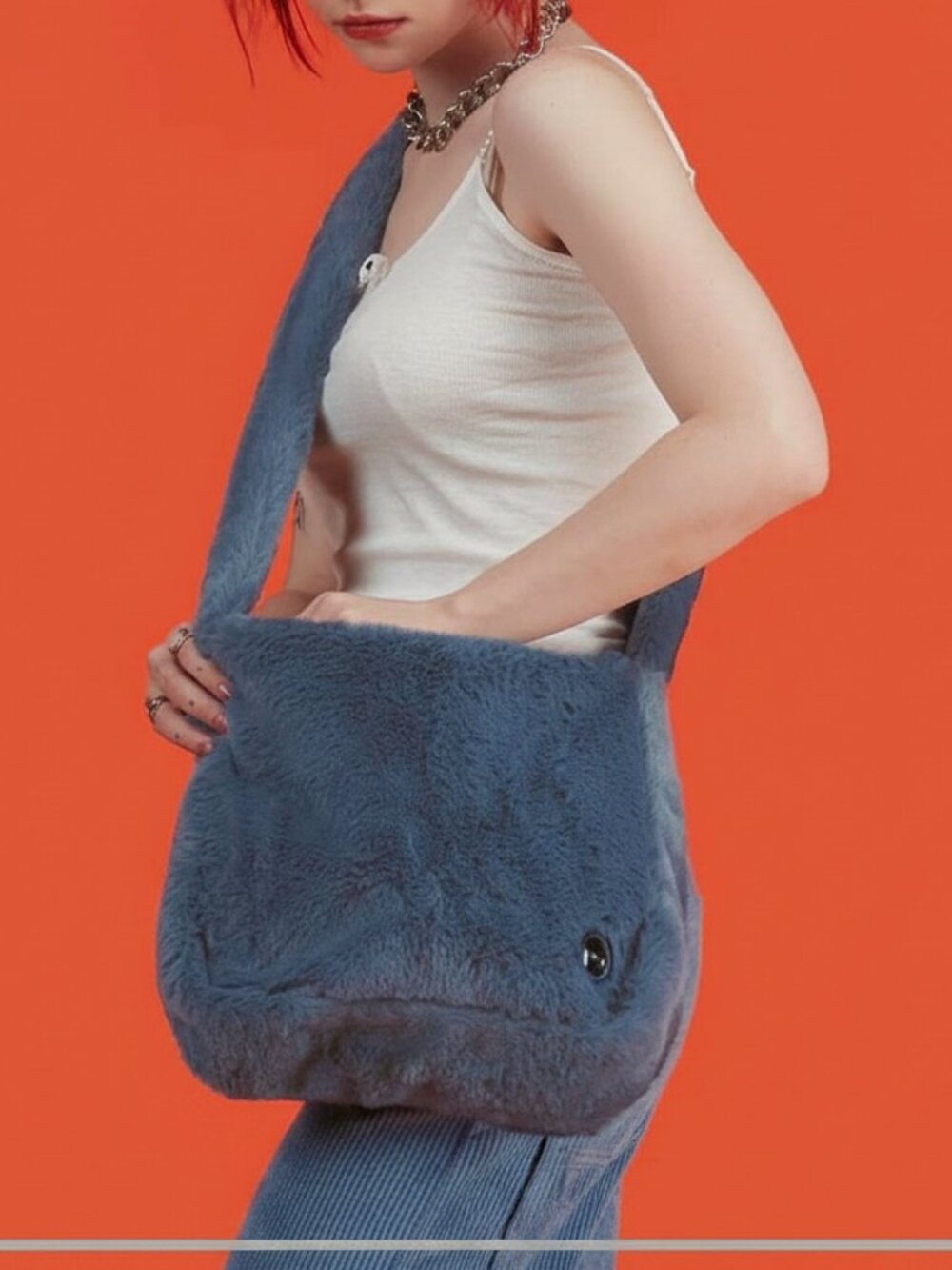 UNIF Faye blue faux fur teddy shoulder/crossbody bag - Picture 2 of 11